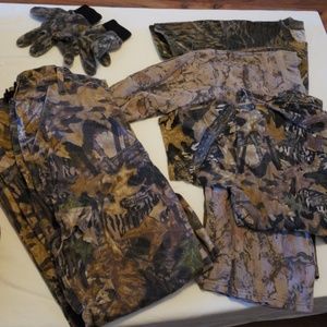Hunting camo camouflage shirts, pant, gloves